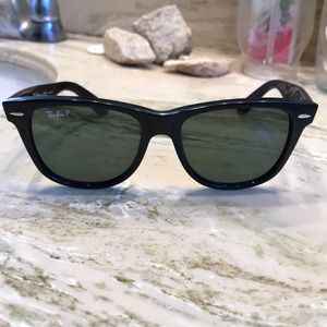 I’m selling this wondrous sunglasses Cheap, cheap,